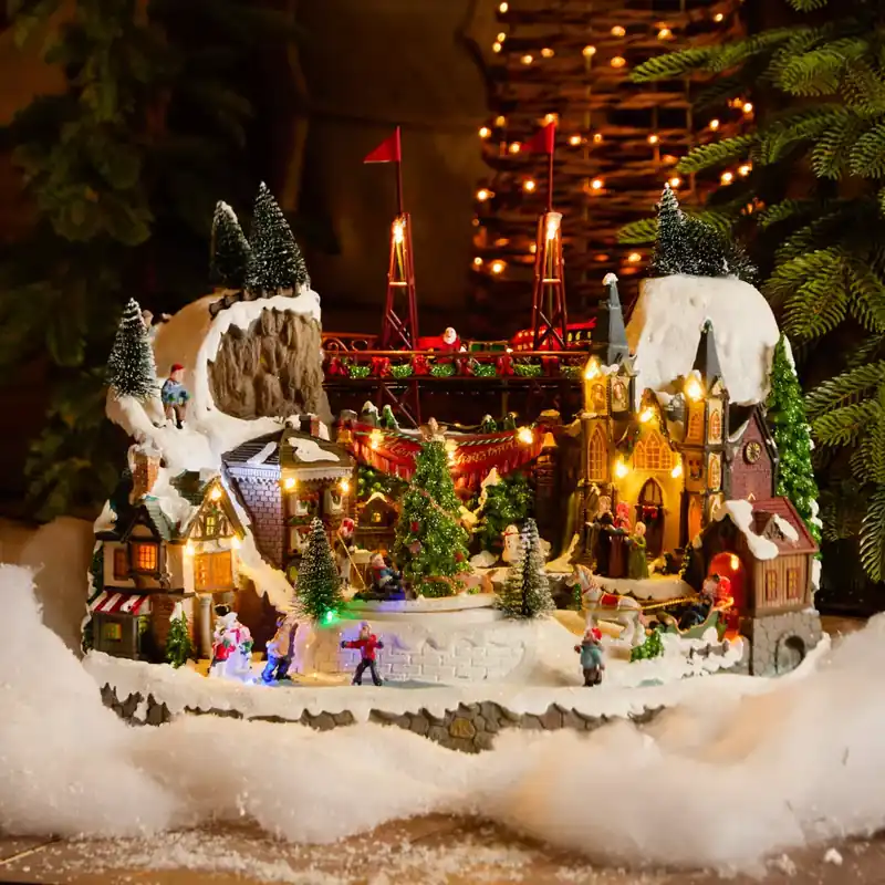 Villaggio di Natale luminoso e musicale, città festosa e Ferrovia