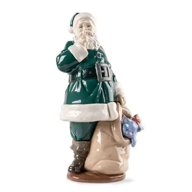 La scultura Babbo Natale è arrivata. Verde