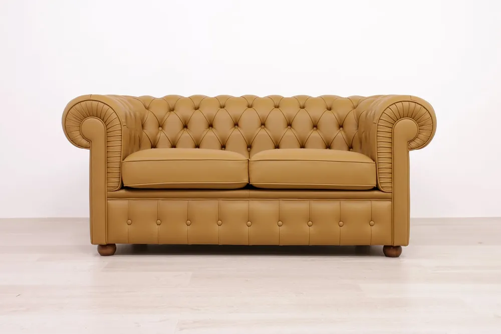 Divano Chesterfield 2 posti in pelle color cuoio miele opaco